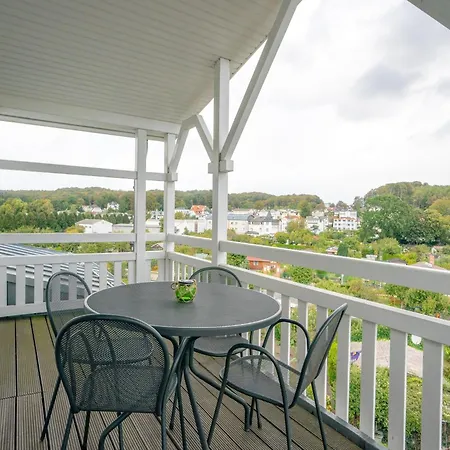 In A Lakeside Park In With A Balcony Daire