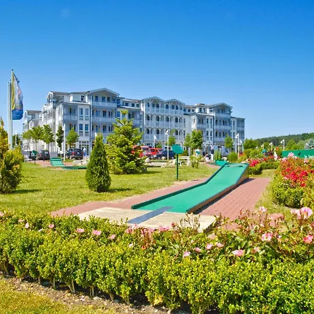 In A Lakeside Park In With A Balcony Apartament Sellin (Rugen)