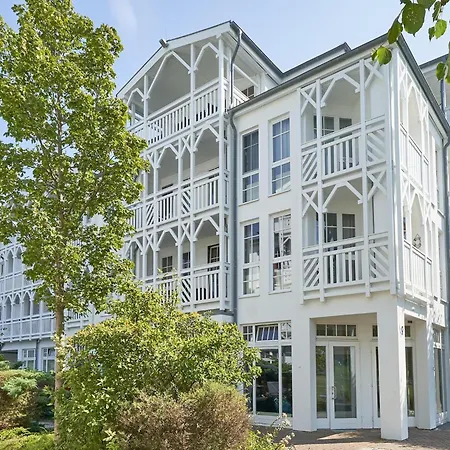 In A Lakeside Park In With A Balcony Lejlighed *